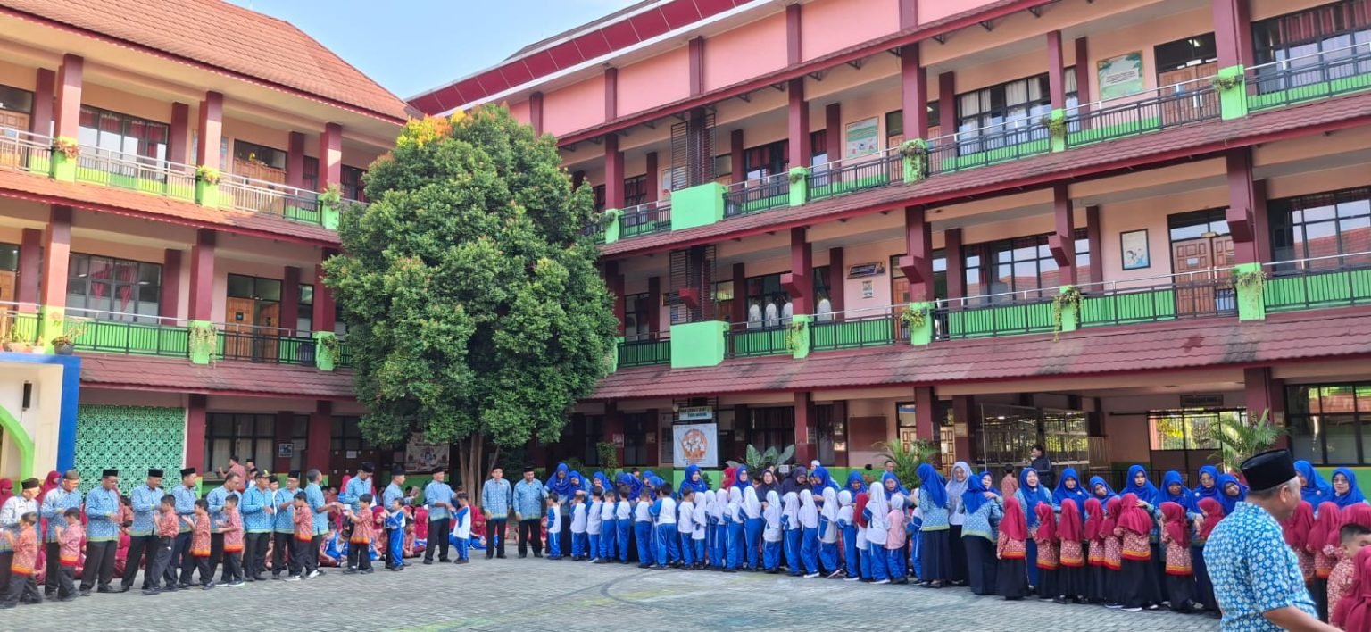 SD Al Kautsar Awali Masuk Sekolah Dengan Halal Bihalal